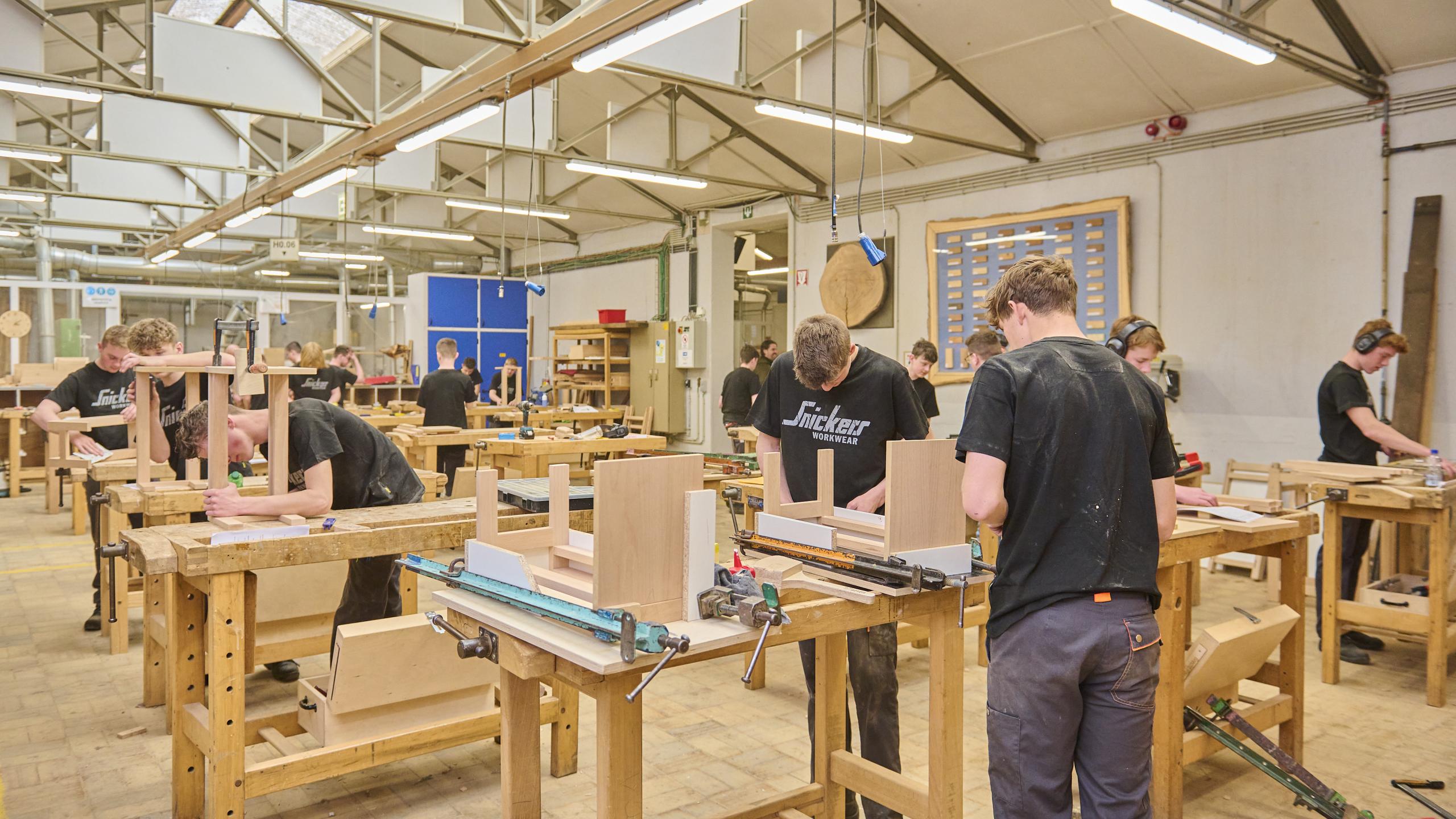 Jongeren houtbewerking bezig met de Houtproef