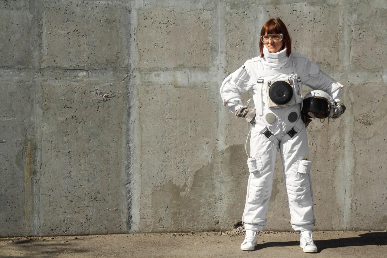 Vrouwelijke astronaut met helm onder de arm