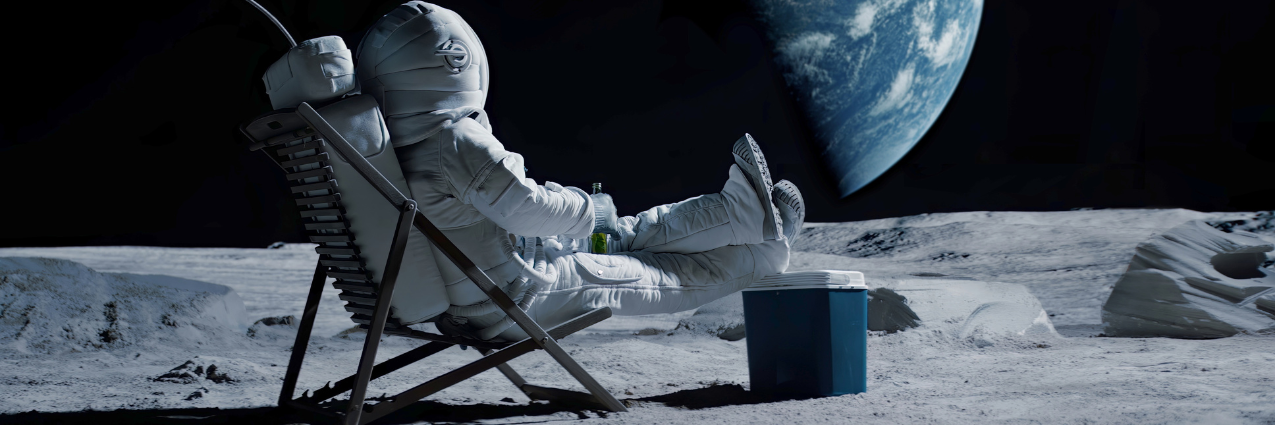 Astronaut op de maan in kampeerstoel met koelbox